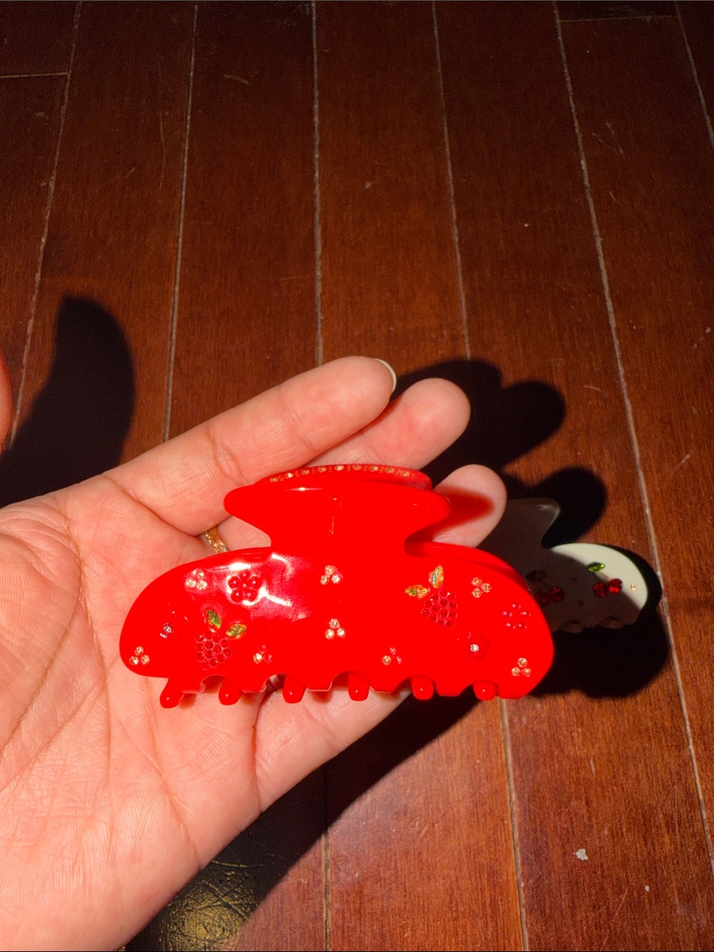 Emi Jay bundle of Red and Cream Hair Claw Clips - Picture 2 of 7